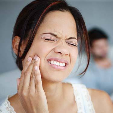 Pained woman who needs to visit her Sunnyvale emergency dentist